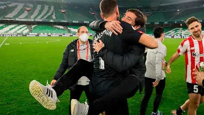 Primero La Cartuja y luego el Benito Villamarín, la euforia de Marcelino García Toral. (Foto: @AthleticClub)