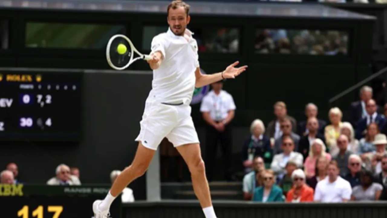 Daniil Medvedev durante un partido en Wimbledon, mostrando su habilidad.