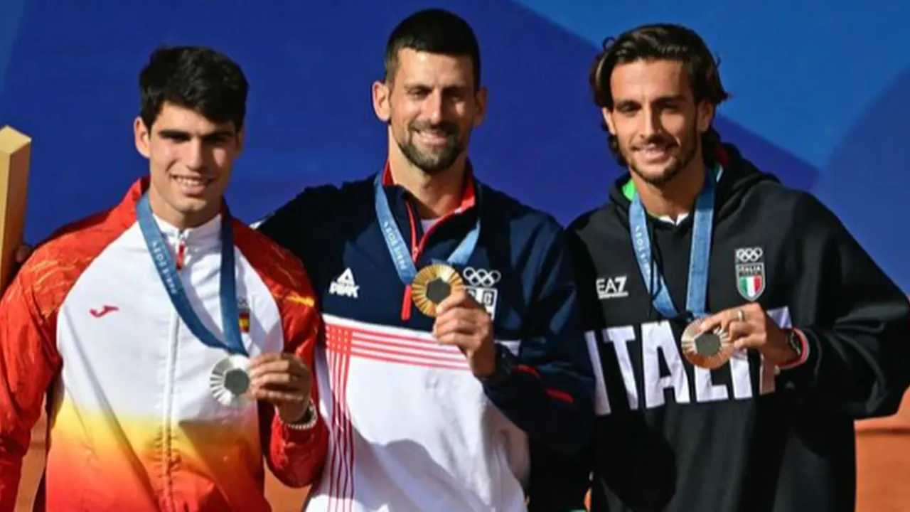 Carlos Alcaraz, Novak Djokovic y Lorenzo Musetti en el podio olímpico.