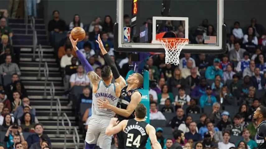 Willy sumó 10 puntos, 13 rebotes, 4 asistencias y 2 robos. (Foto: @Hornets)