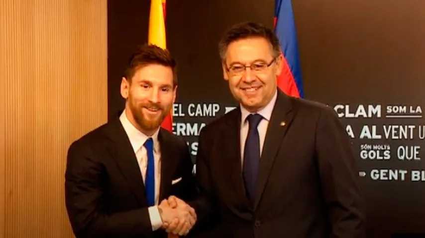 Apretón de manos entre Messi y Bartomeu tras la firma en 2017. (Imagen: captura de YouTube)