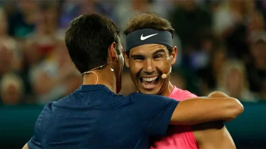 El abrazo de Nole y Rafa tras el partido para recaudar fondos para los bomberos australianos. (Foto: @AustralianOpen)