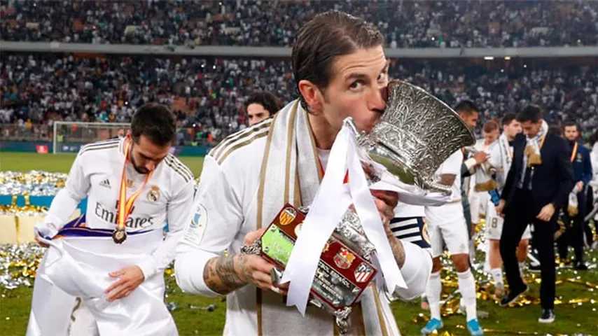 El beso de Sergio Ramos a la Supercopa de España. (Foto: @Twitter/@RealMadrid)