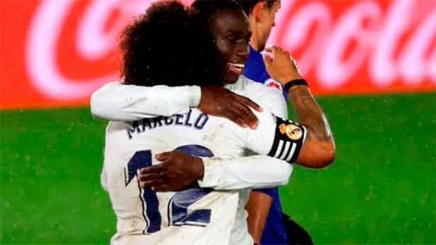 El abrazo de Mendy y Marcelo. (Foto: @LaLigatv)