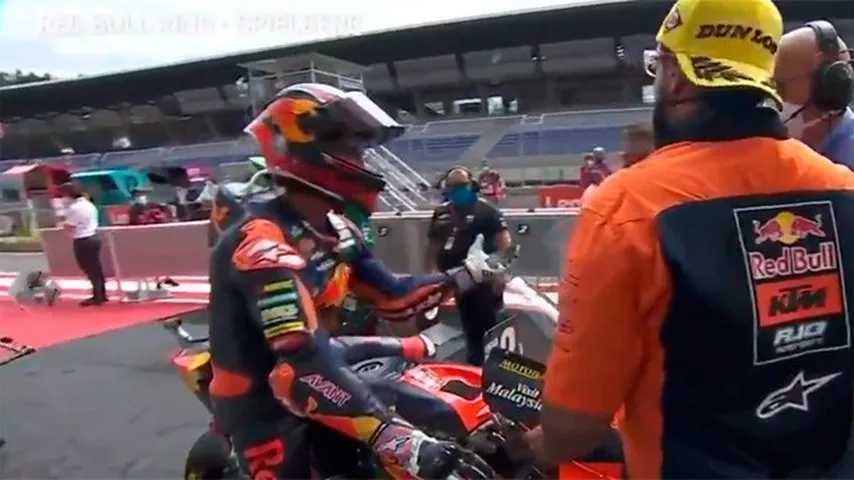 Amargo momento para Jorge Martín al ser informado que no había ganado. (Foto: @MotoGP)