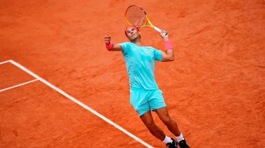 Entre viento y algunos rayos de sol, Nadal se deshizo rápido de McDonald. (Foto: @RolandGarros)