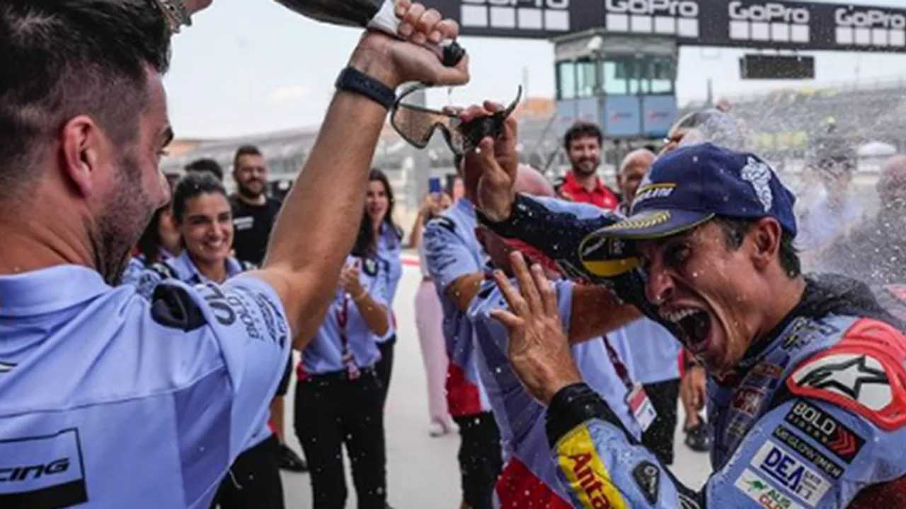 Marc Márquez celebra su victoria en el GP de Aragón con su equipo.