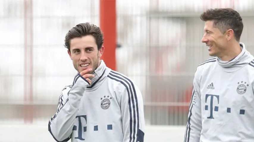 Odriozola ya entrena con sus nuevos compañeros. (Foto: @FCBayern)