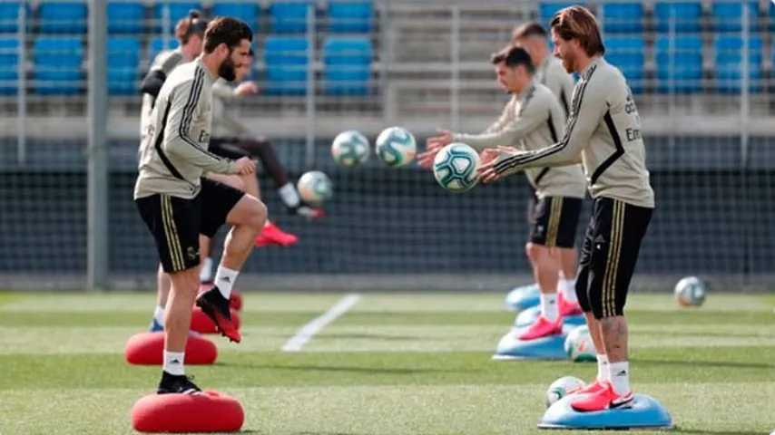 El Real Madrid se entrena para su primer partido a puerta cerrada por causas sanitarias. (Foto: @realmadrid/twitter)