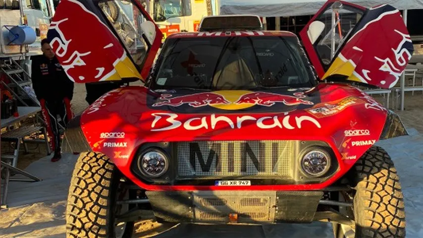 Sainz y su Mini lideran tras cinco etapas. (Foto: @CSainz_oficial)