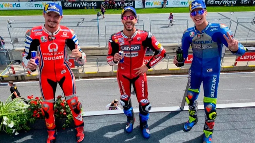 Dovizioso ganó una dramática carrera muy accidentada. (Foto: @MotoGP)