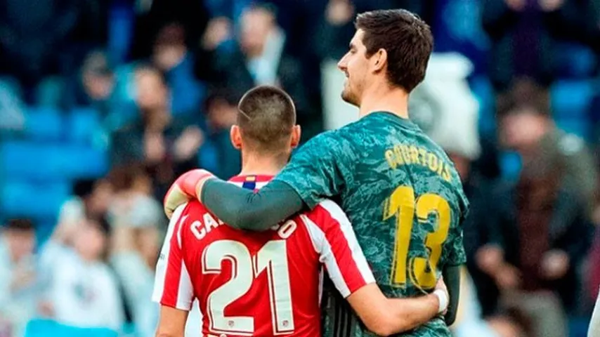 El gesto de amistad de Courtois y Carrasco. (Foto: @LaLigatv)