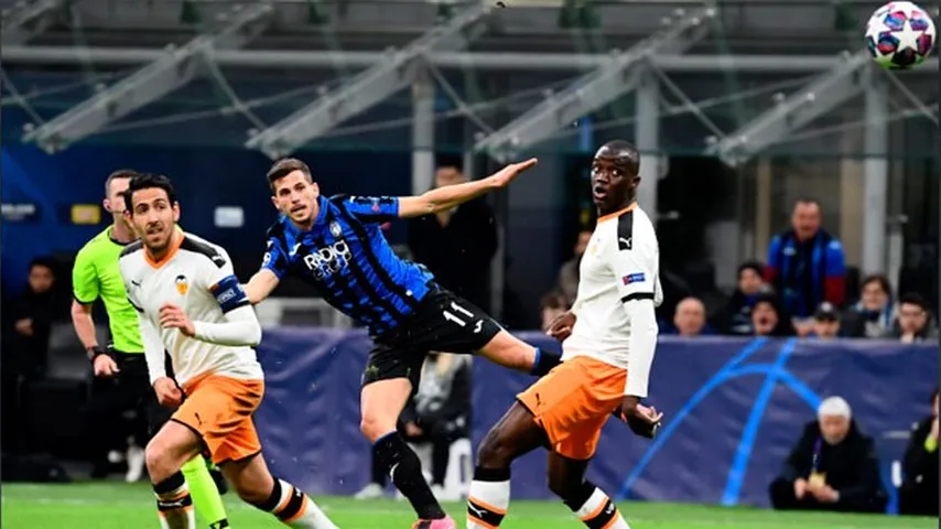 El Valencia se la pegó en su visita al estadio de Milán, donde juega el Atalanta su primera Champions. (Foto: @ChampionsLeague)