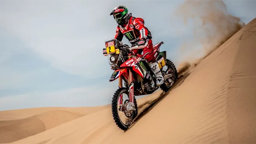 Toby Price paró para asistirle pero nada pudo hacer. (Foto: @RallyDakar)