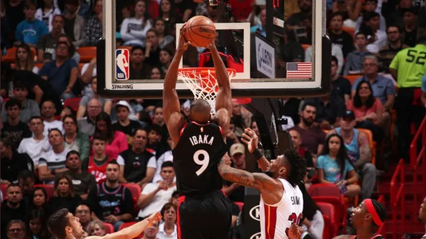 Otra gran noche de Ibaka sin premio en el resultado final. (Foto: @Raptors)