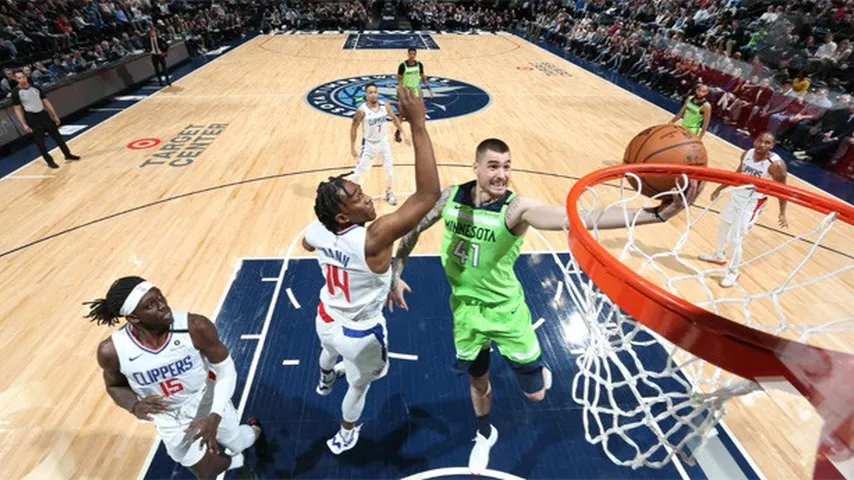 Juancho se estrenó con una gran victoria de los Wolves ante Clippers. (Foto: @Timberwolves)