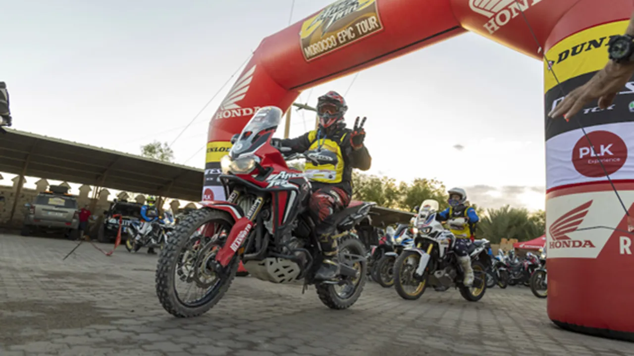 Participantes listos para comenzar el Africa Twin Morocco Epic Tour.