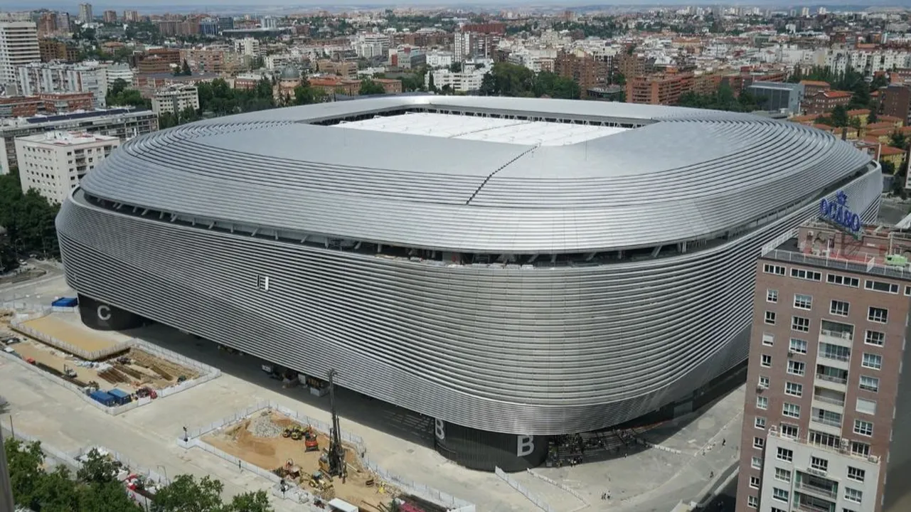 Guerra abierta entre el Real Madrid y los vecinos del estadio de fútbol.