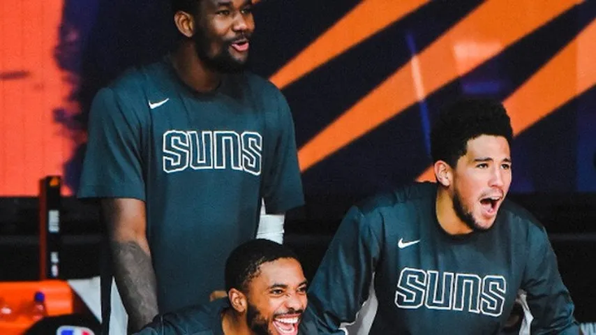 Alegría de los Suns tras su clara victoria sobre los de Washington. (Foto: @Suns)