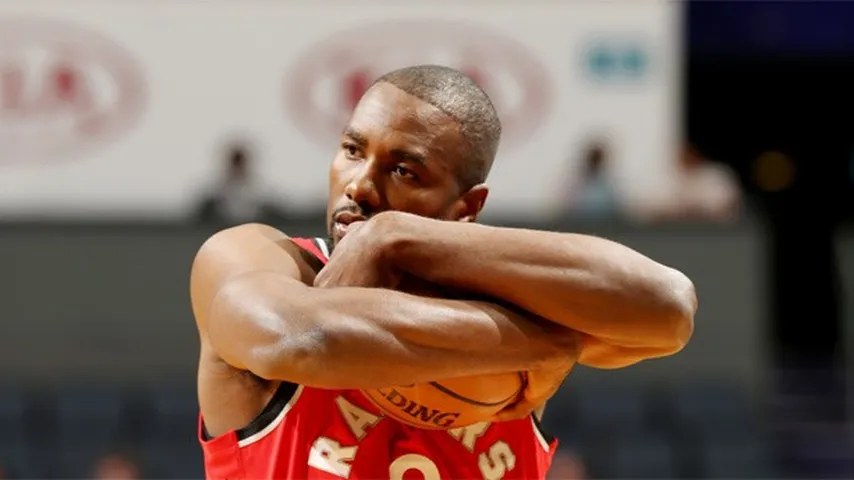 Gran partido de Ibaka en la sufrida victoria de los de Toronto. (Foto: @Raptors)