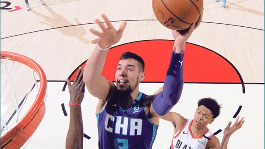 A Willy por fin le dieron la oportunidad de lucirse, aunque se quedó sin premio. (Foto: @hornets)