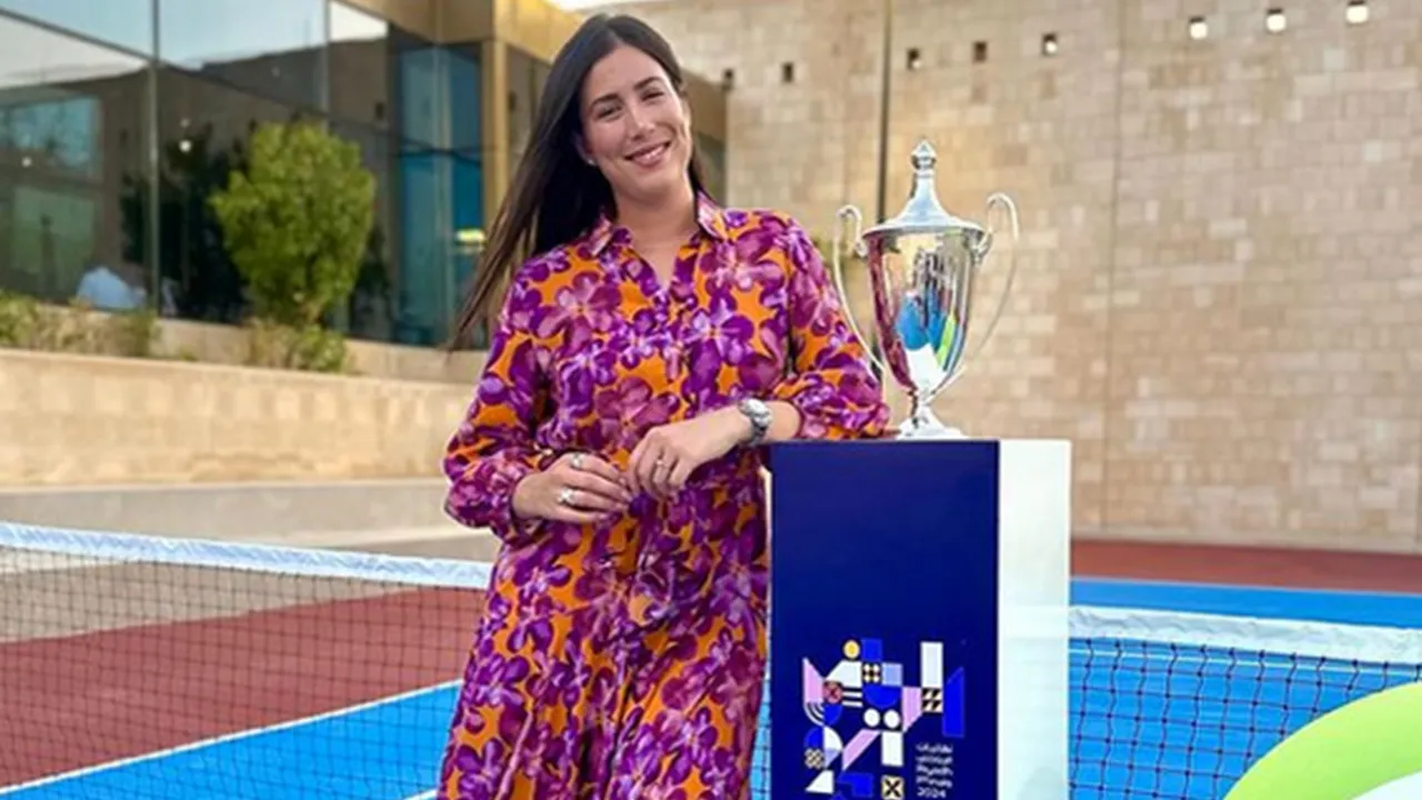 Garbiñe Muguruza junto al trofeo de las WTA Finals en Riad