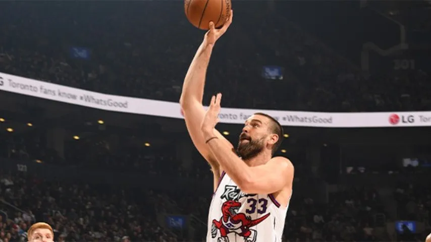 Marc Gasol no pudo acabar el partido al recaer de su lesión muscular. (Foto: @Raptors)