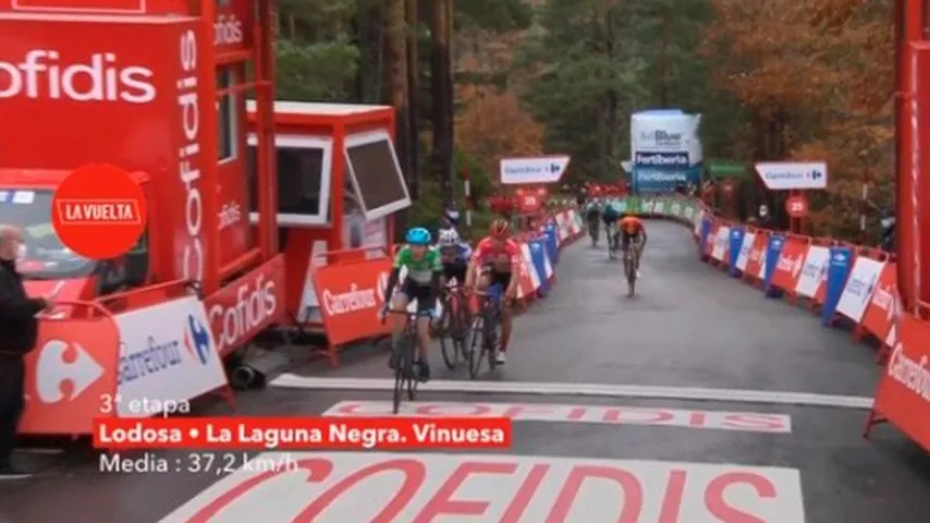 Nueva llegada en alto. Dan Martin aceleró a 100 metros de la cima. (Foto: @LaVuelta)