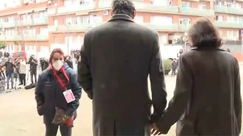 Salvador Illa acudió a votar junto a su mujer, Marta Estruch. En la imagen, de la mano, a la salida del colegio electoral. (Imagen: YouTube/LaVanguardia)