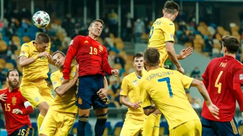 Derrota de España, pero sigue líder. (Foto: @sefutbol)