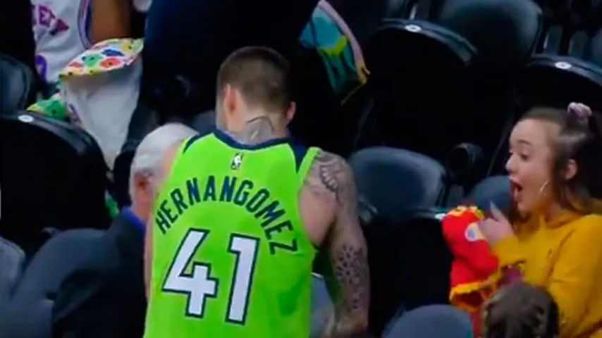 Juancho hizo feliz a la niña regalándole su camiseta. (Foto: @Timberwolves)