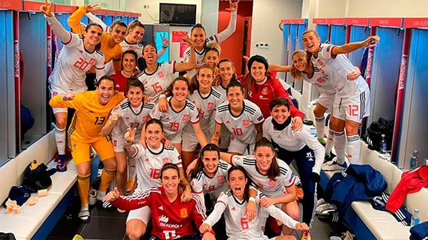 España estará en la fase final de la Eurocopa logrando un punto el martes ante Polonia. (Foto: @SeFutbolFem)