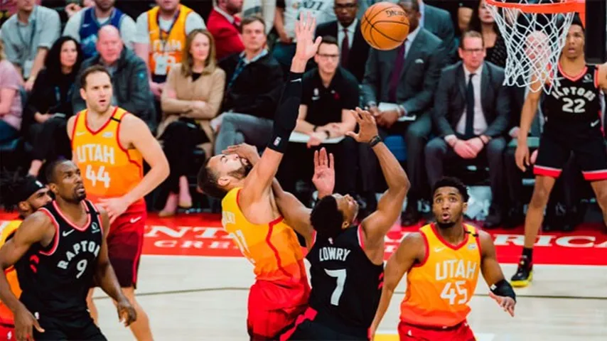 Gran actuación a ambos lados de la cancha deSerge Ibaka. (Foto: @Raptors)