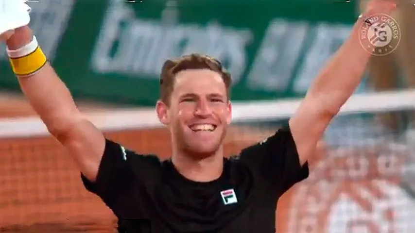 Inmensa alegría de Diego Schwartzman tras derrotar a Dominic Thiem. (Foto: @rolandgarros)