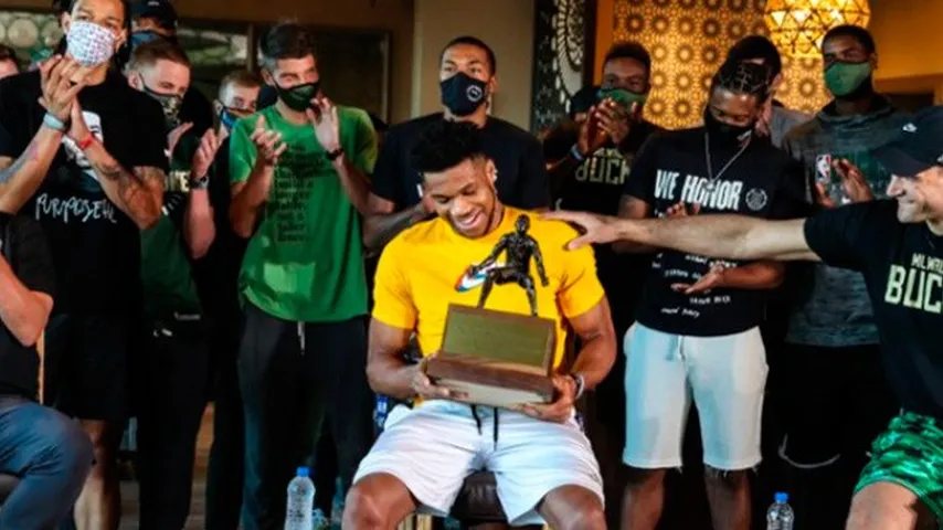 Tercer trofeo individual para Giannis. (Foto: @Bucks)