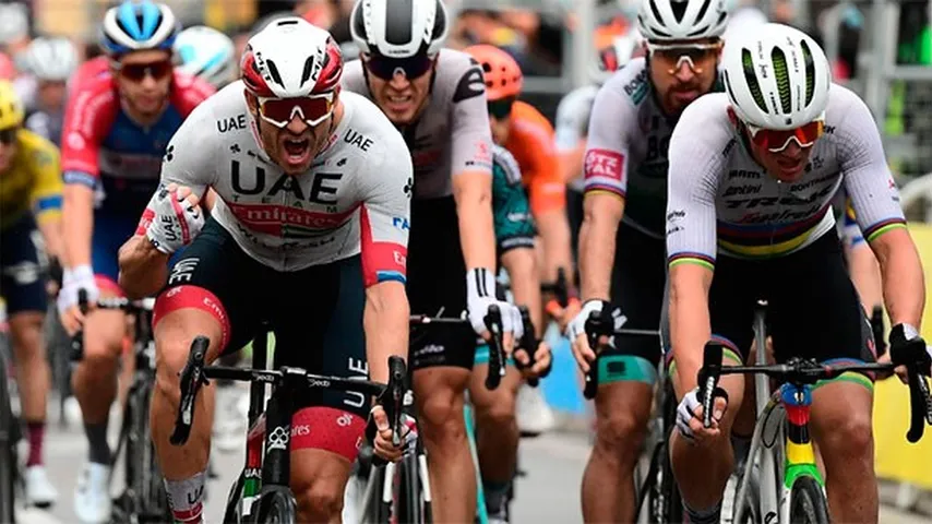 Kristoff gana al esprint la primera etapa y se convierte en el primer maillot amarillo. (Foto: @LeTour)