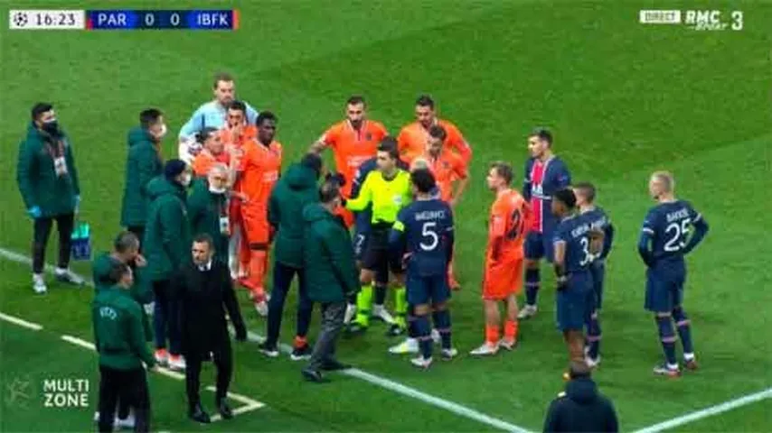 PSG y Estambul interrumpen el partido para denunciar el racismo de un árbitro. (Imagen: @partidazoCOPE) )