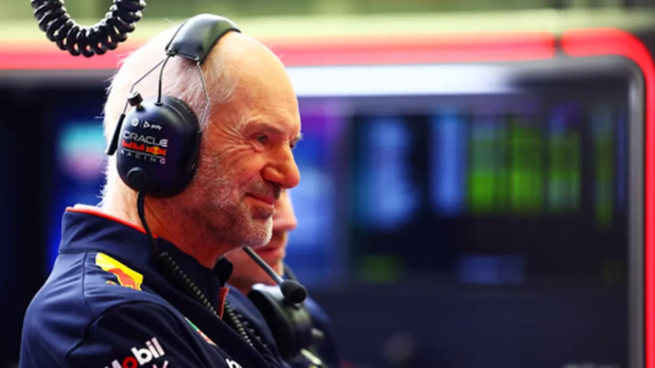 Adrian Newey en el garaje de Red Bull durante un Gran Premio.